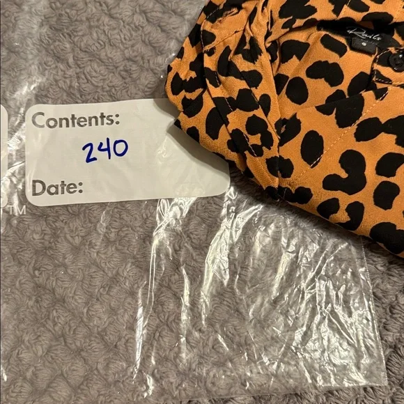Rails Kathryn Jaguar Print Blouse Button Down Women's Sz Small - Picture 9 of 9